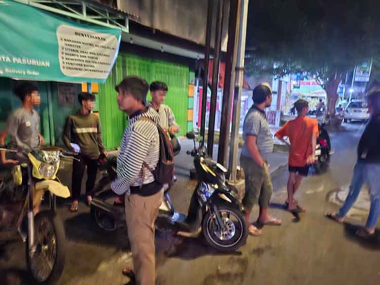 BUBAR: Anggota Polsek Purworejo, Polres Pasuruan Kota, membubarkan aksi balap liar di Jalan Panglima Sudirman, Kota Pasuruan, Minggu (16/2) dini hari.