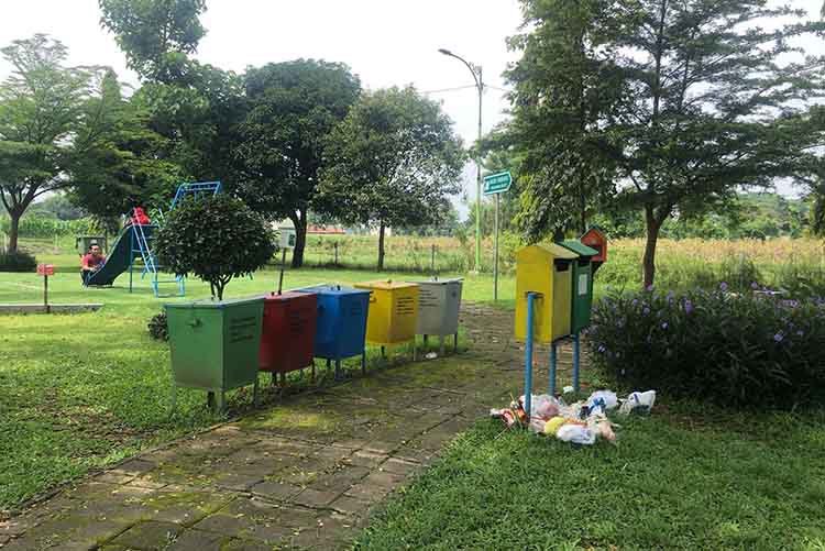 BERSERAKAN: Sampah tampak berserakan di sekitar tempat sampah Taman Semeru, Kelurahan Triwung Kidul, Kecamatan Kademangan, Minggu (16/2) siang.