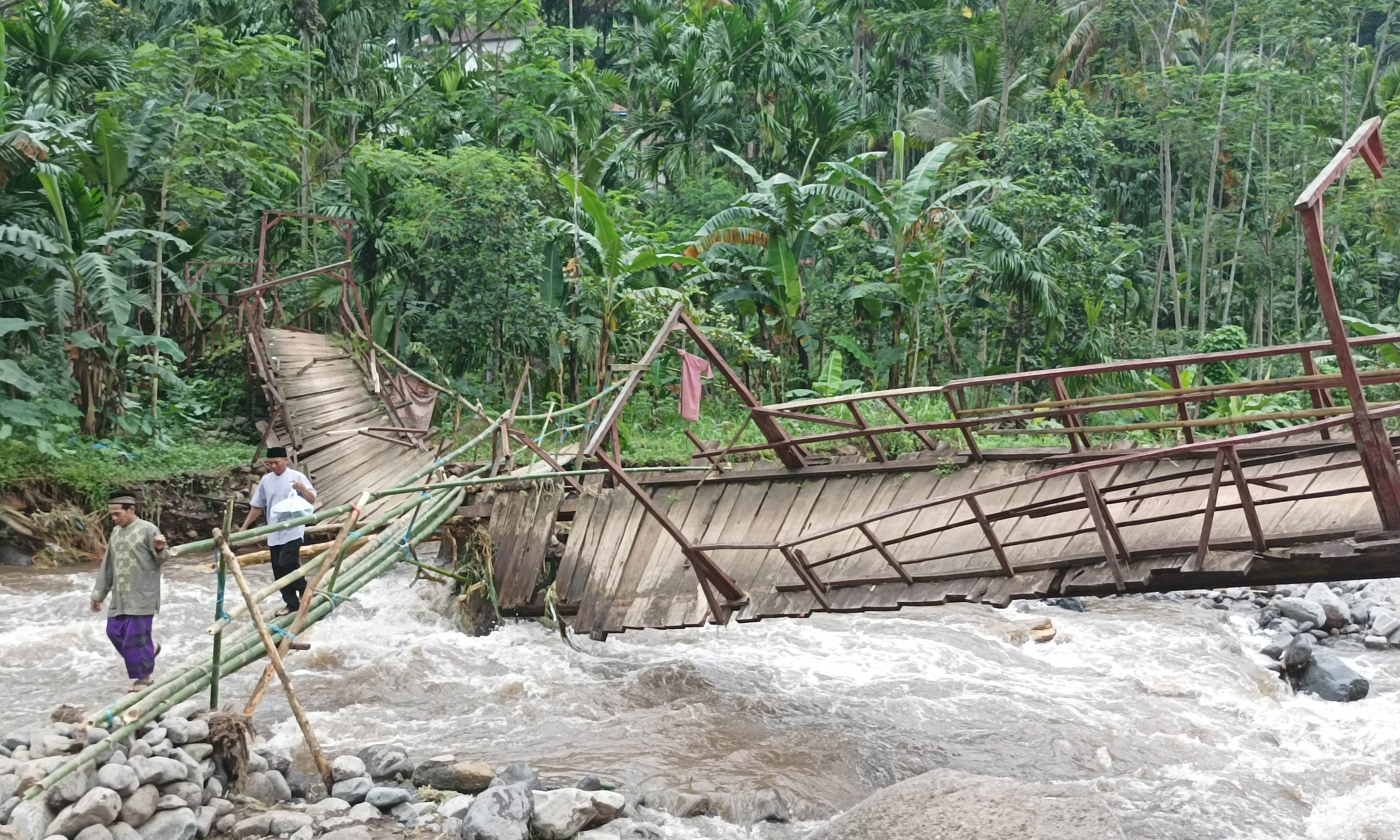 PERLU PENANGANAN DARURAT: Jembatan di Betektaman di Gending yang rusak usai terkena banjir beberapa waktu lalu.