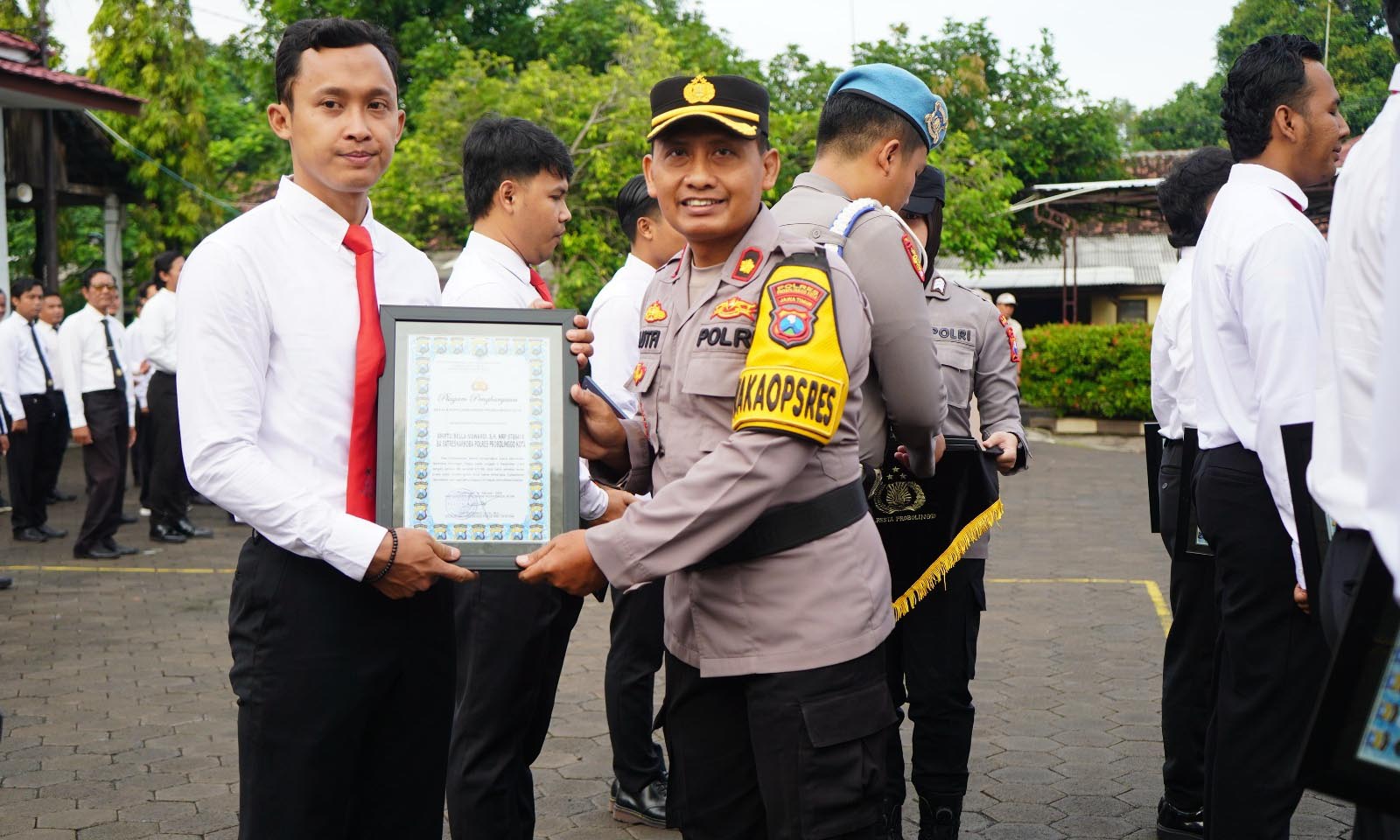 REWARD: Wakapolres Probolinggo Kota Kompol Mukhamad Lutfi memberikan penghargaan kepada anggota Satres Narkoba Polres Probolinggo Kota Senin (17/2).