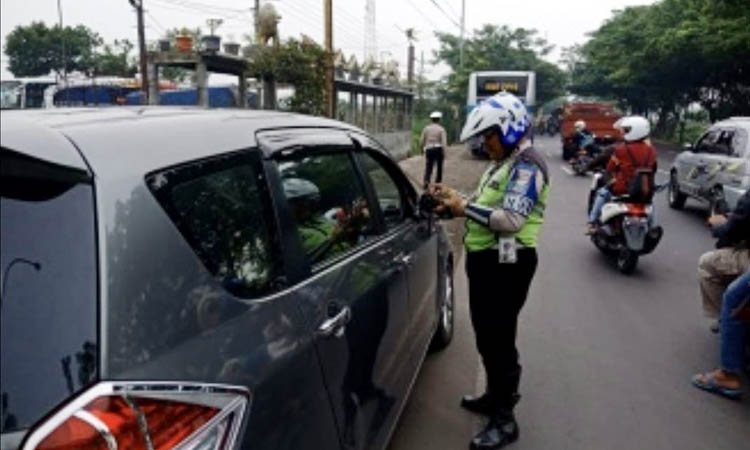 RAZIA: Petugas kepolisian saat melakukan razia. Dalam razia itu, didapati pengendara mobil yang melanggar. Namun, hanya diberi teguran.