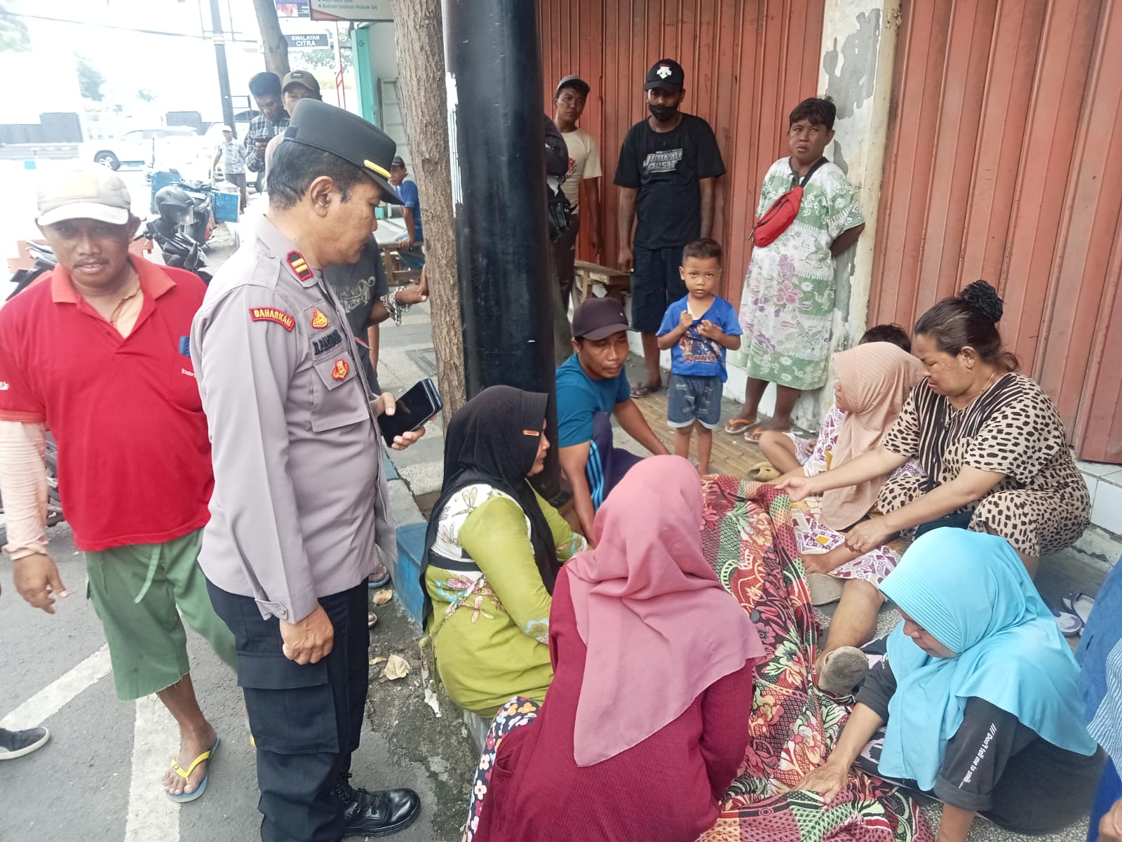 Jenazah Solichin saat hendak dievakuasi dari tepi jalan WR Supratman Pasuruan.