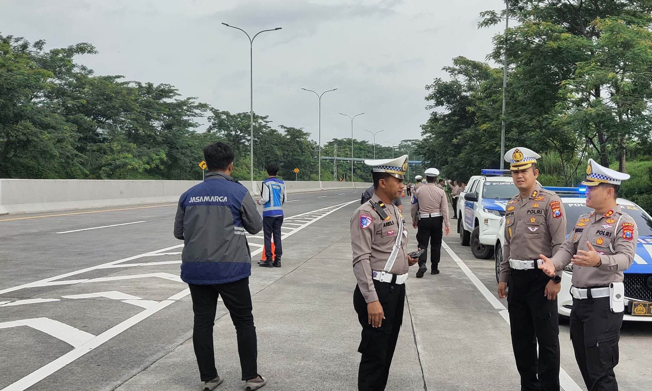Tim TAA Ditlantas Polda Jatim melakukan olah TKP laka bus diruas jalan Tol Pandaan - Malang Km 72, Desa Parerejo.