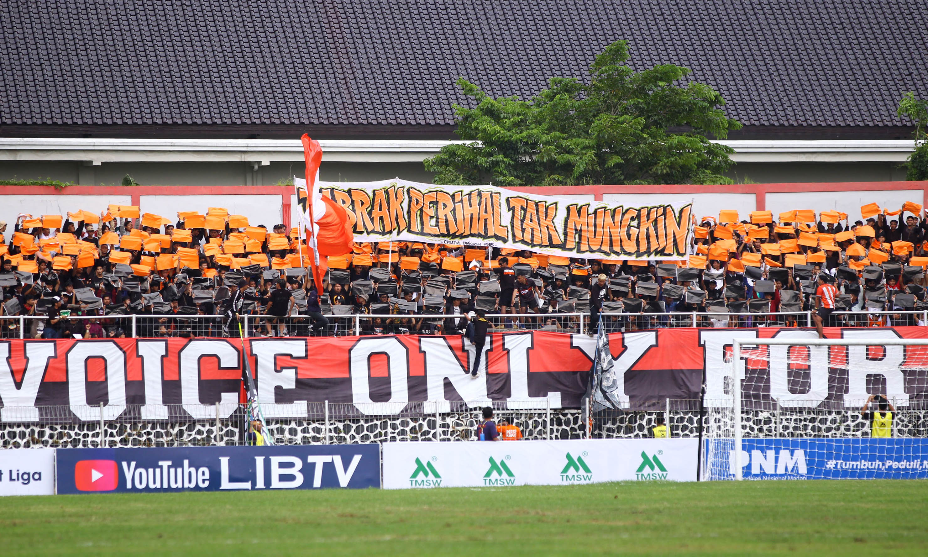 SUDAH TERTIB: Supporter Persekabpas saat mendukung timnya ketika menghadapi PSGC Ciamis. Di laga ini ternyata juga jadi catatan komdis karena ada pelemparan botol.
