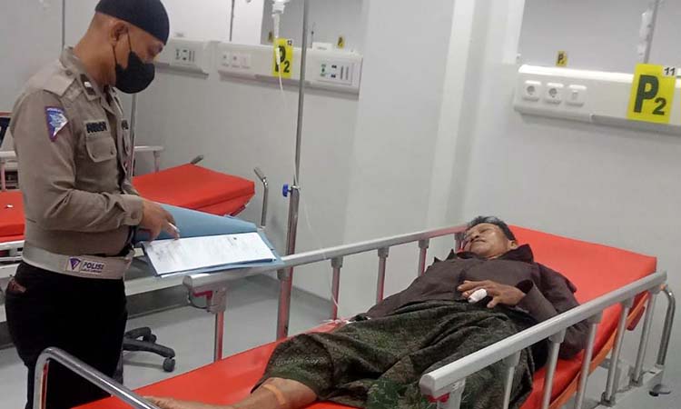TERLUKA: Pengendara motor yang jadi korban kecelakaan di Raci, perawatan medis di RSUD Bangil.