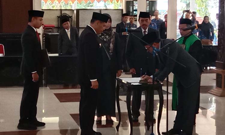 RANGKAP JABATAN: Kepala Dinas PMD Kabupaten Probolinggo Fathur Rozi saat tanda tangani pelantikan Pj Sekda Bondowoso, Senin (17/2).