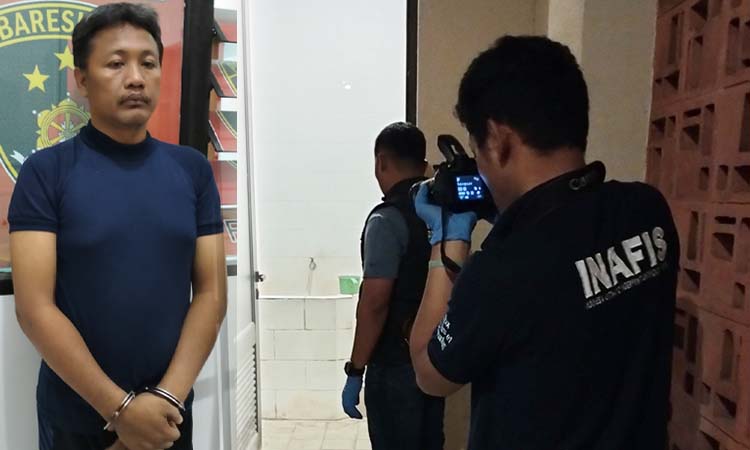 LOKASI PEMBUNUHAN: Polisi melakukan olah TKP di kamar mandi vila tempat terjadi pembunuhan. Inset tersangka Khoirul saat diamankan petugas. (Rizal Syatori/ Radar Bromo)