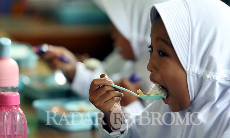 LAHAP: Sejumlah murid SDN Tisnonegaran 3, Kota Probolinggo bersemangat saat dapat makan pagi program Makan Bergizi Gratis (MBG), Senin (17/2). (Zainal Arifin/ Radar Bromo)