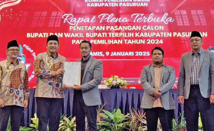 MENANGI KONTESTASI: Paslon Rusdi Sutejo-Shobih Asrori saat ditetapkan KPU menjadi pemenang Pilkada Kabupaten Pasuruan.
