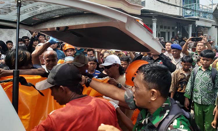 Evakuasi jenazah Ar yang ditemukan di muara Sungai Gembong, Kamis (20/2). (Fahrizal Firmani/ Radar Bromo)