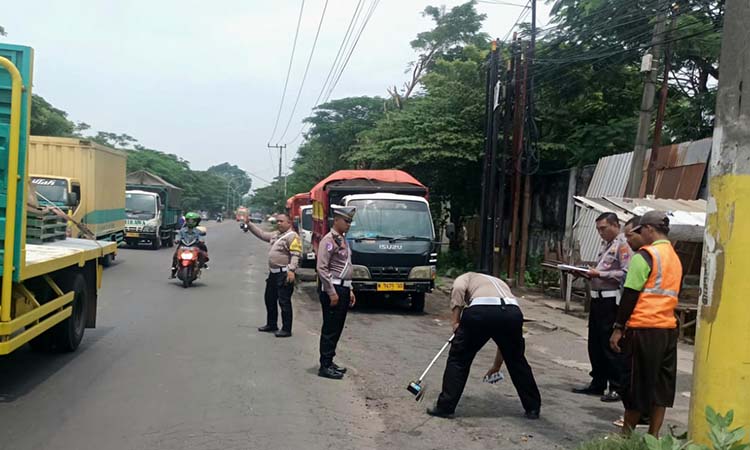 Petugas kepolisian saat melakukan olah TKP kecelakaan maut di jalur Pantura Bangil, Pasuruan, Kamis (20/2). (Polres Pasuruan for Radar Bromo)