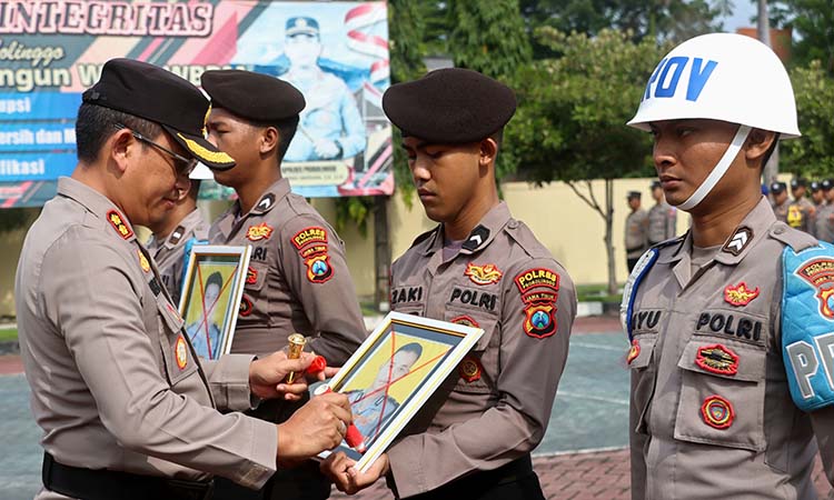 DICORET: Kapolres Probolinggo AKBP Wisnu Wardana saat memimpin upacara pemberhentian tidak dengan hormat (PTDH) dua anggotanya yang sengaja melakukan tindakan inabsentia.