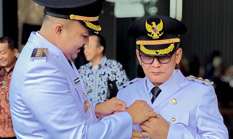 AKRAB: Bupati Pasuruan M Rusdi Sutejo saat membenarkan aksesori wakilnya Gus Shobih sesaat sebelum pelantikan. (Istimewa)