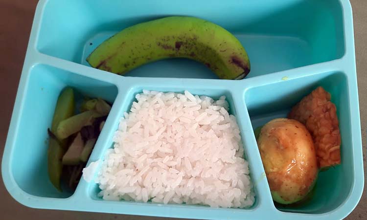 Menu seporsi MBG yang diterima siswa-siswi SMAN 1 Pandaan, Rabu (19/2). (SMAN 1 Pandaan for Radar Bromo)