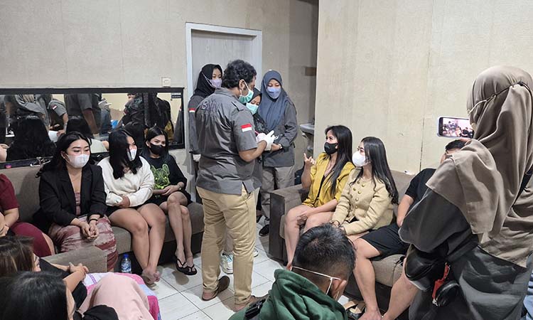 Petugas BNNK Pasuruan saat melakukan tes urine sejumlah penghuni wisma Tretes, Prigen, Kabupaten Pasuruan. (BNNK for Radar Bromo)