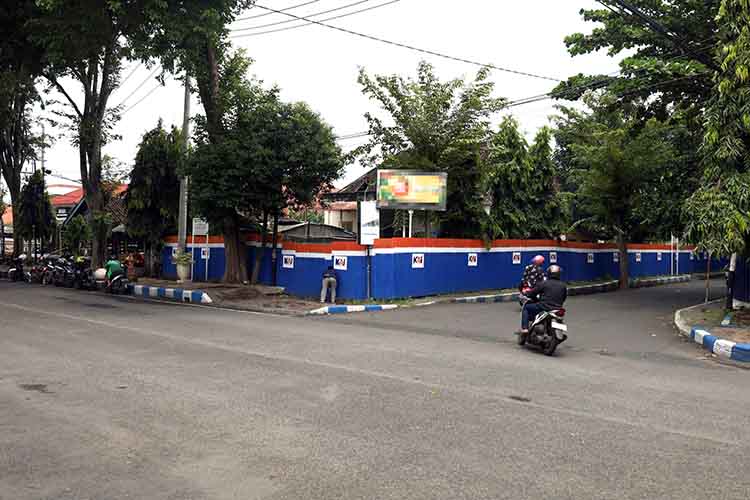 MILIK NEGAR: Salah seorang pemotor melintas di depan aset PT KAI di Jalan Suroyo, Kota Probolinggo.