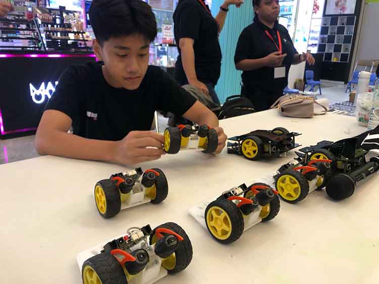 HARUS TELITI: Fathan Almalky, ketika merakit robot transporter dalam sebuah perlombaan beberapa waktu lalu.