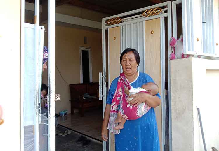 KEMALINGAN: Sumi, warga Desa Kedungdalem, Kecamatan Dringu Kabupaten Probolinggo menjelaskan posisi gerbang rumahnya yang dibobol maling, Sabtu (22/2).