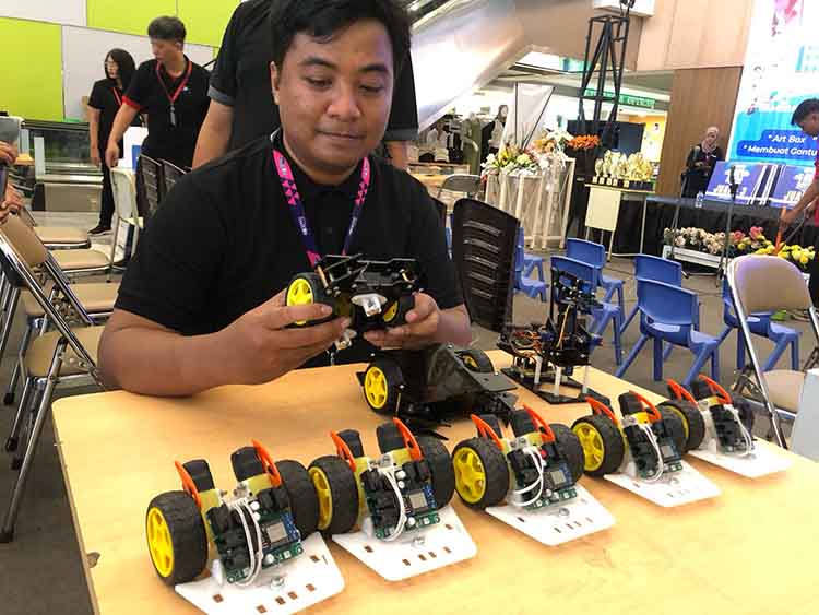 PENILAIAN: Salah seorang juri menilai robot hasil kaarya sejumlah peserta perlimbaan di Kota Probolinggo, beberapa waktu lalu.