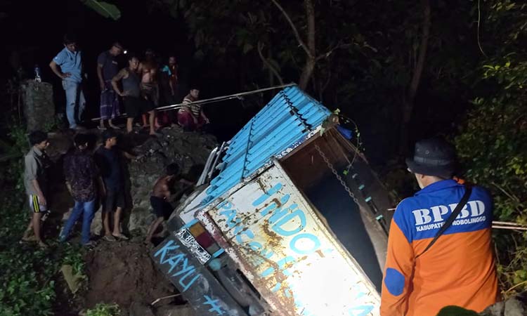 SUSAH: Proses evakuasi truk pasir dari jembatan antar penghubung dusun yang ambruk di Kaliacar, Gading. (BPBD for Radar Bromo)