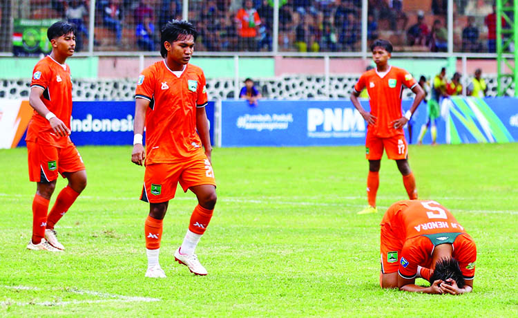 KECEWA: Pemain Persekabpas seusai berlaga di babak enam besar. Persekabpas harus kembali mengubur impian ke Liga 2 setelah ditekuk PSGC Ciamis, Jumat (21/2) sore.