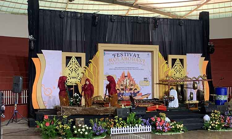 TRADISIONAL: Salah satu peserta tampil dengan memainkan salah satu alat musik tradisional berupa gejog lesung.