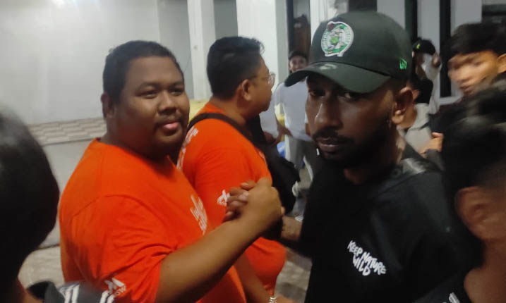 PAMIT: Patrich Wanggai menyalami Manajer Persekabpas Gaung Andaka.