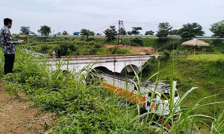EKSOTIK: Keberadaan Talang Purwo memang menjadi daya tarik tersendiri untuk menarik pengunjung berdatangan. Salah satunya, karena viewnya yang menawan. Apalagi, ketika ada kereta api melintas.