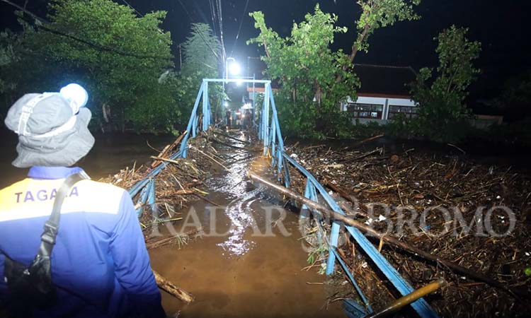 Kondisi jembatan di Dringu Probolinggo yang terendam banjir. Nampak sejumlah ranting pohon tersangkut di jembatan. (Zainal Arifin/ Radar Bromo)