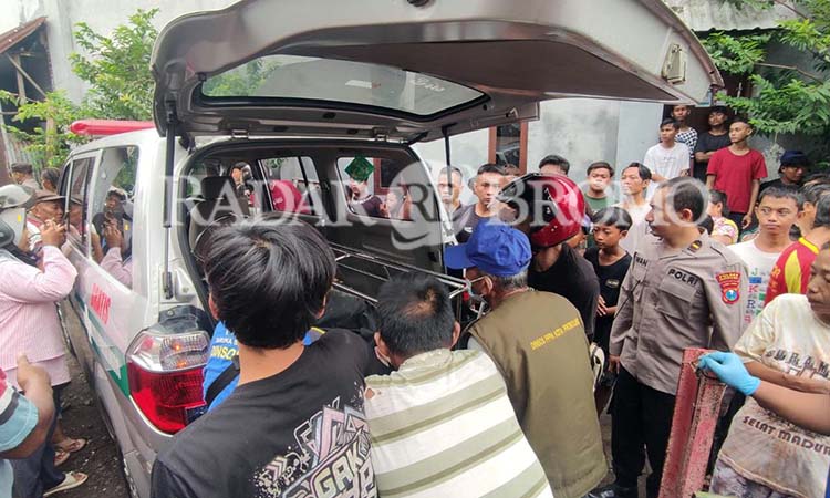 Petugas dibantu warga saat hendak mengevakuasi jenazah korban tertabrak KA Probowangi ke ambulans. (Inneke Agustin/ Radar Bromo)