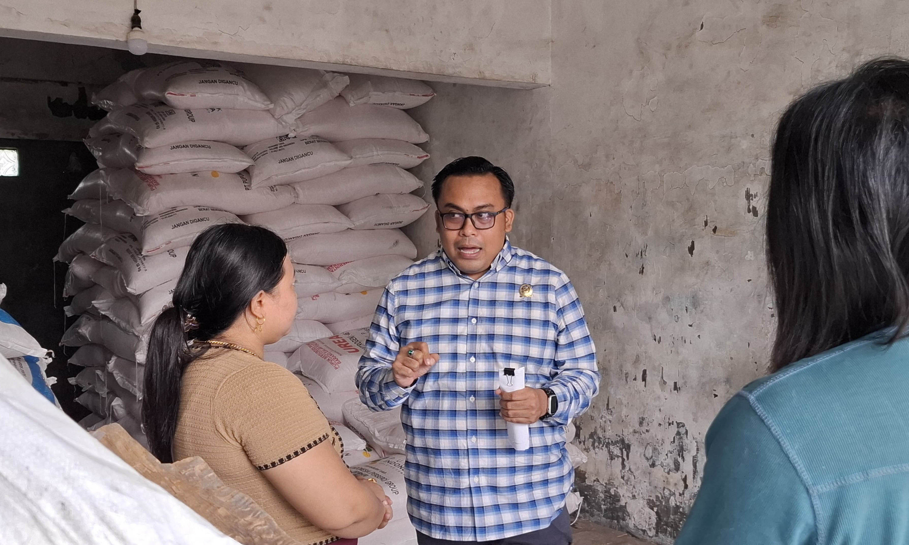 TURUN LANGSUNG: Ketua Panja pupuk subsidi DPRD Kabupaten Probolinggo Muchlis (berkecamata) saat melakukan sidak di salah kios, Senin (24/2).
