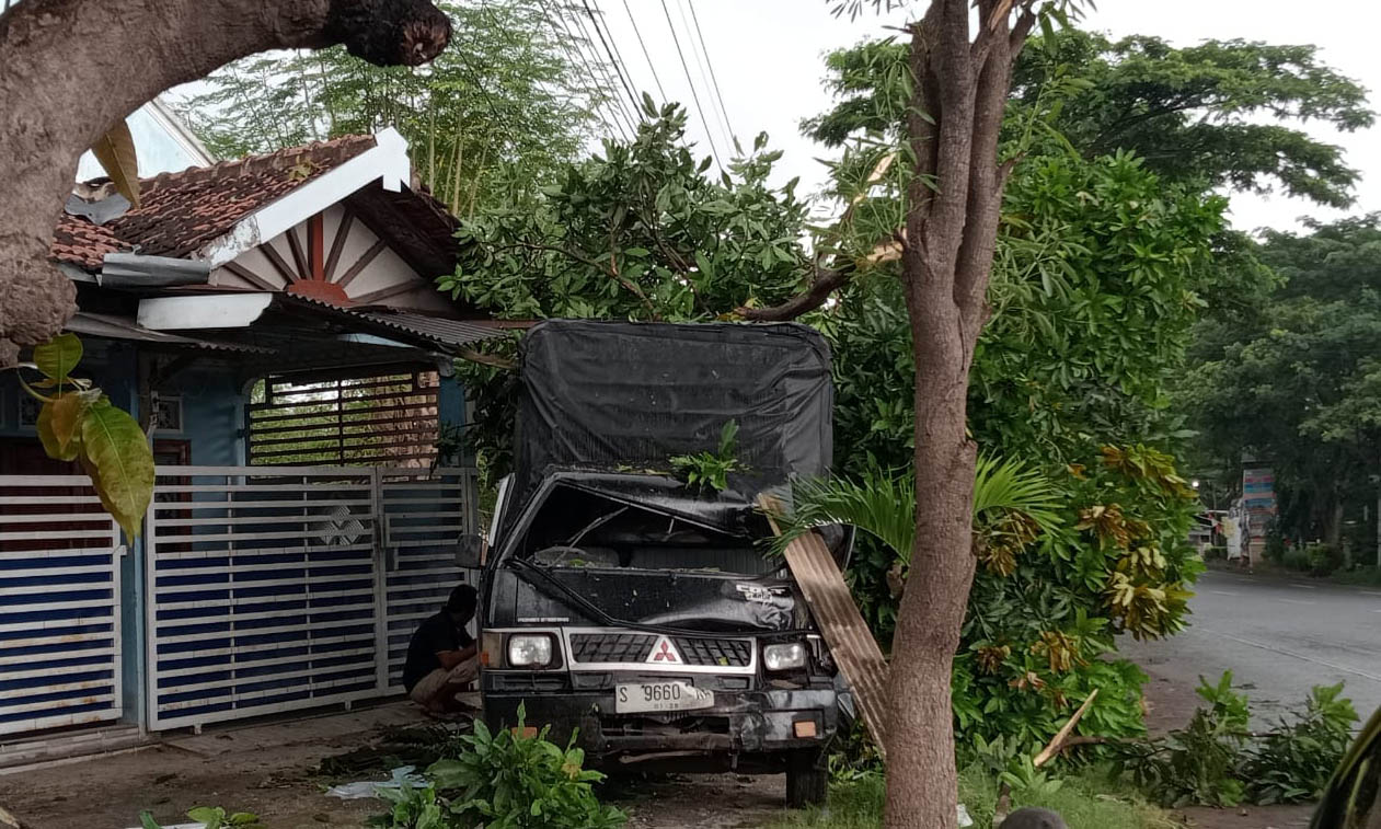 RINGSEK: Mobil pikap yang dikemudikan Muhammad Tomy oleng kekanan kemudian menabrak motor dan berhenti setelah menabrak pohon.  &nbsp;