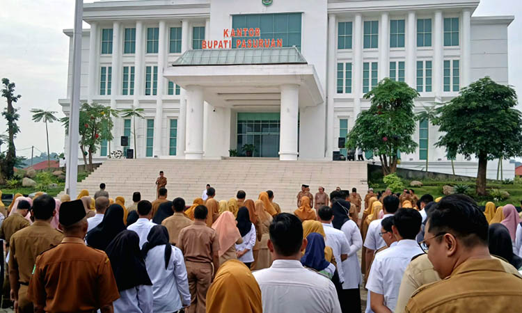 APEL: Wakil Bupati Pasuruan M. Shobih Asrori saat memimpin jalannya apel pegawai di lingkungan Pemkab Pasuruan, Senin (24/2). Ia mengajak para ASN untuk satu barisan.