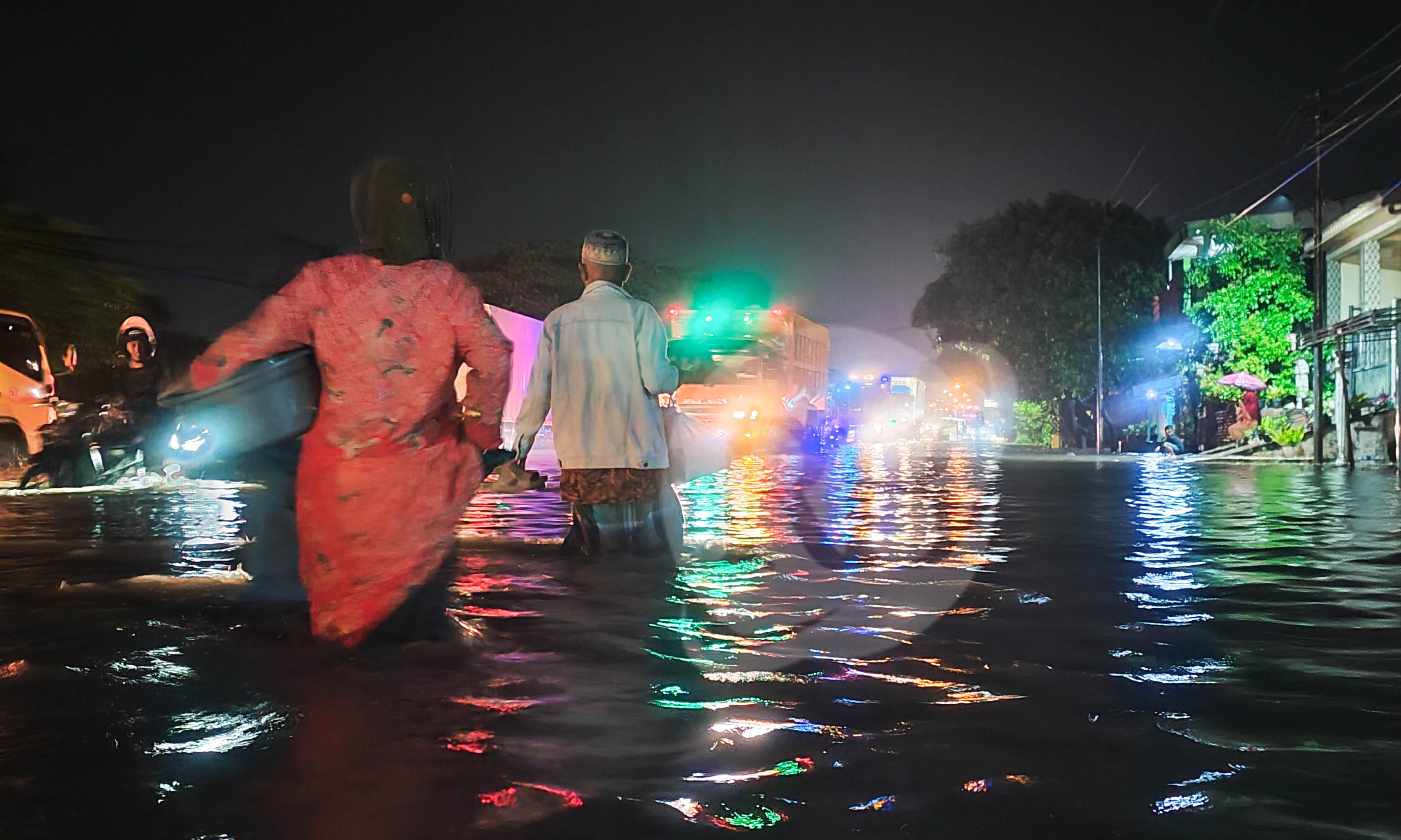 GANGGU AKSES: Banjir di Jalan raya Kraton yang terjadi Senin (24/2) malam dan baru surut Selasa (25/2) subuh.