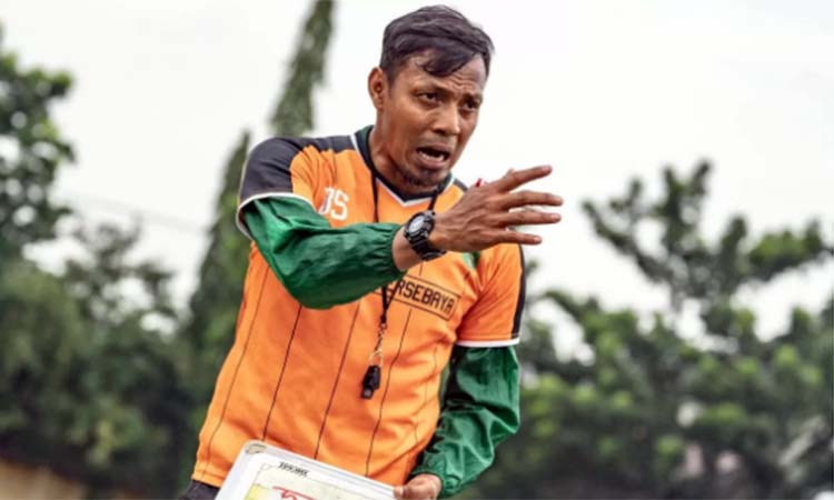 Bejo Sugiantoro saat menjadi asisten pelatih Persebaya. (Jawa Pos)