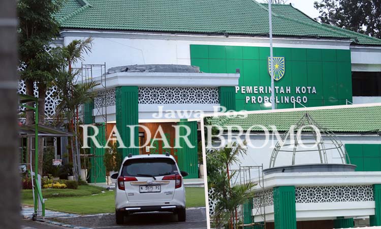 GANTI WAJAH: Kubah kantor Pemkot Probolinggo yang mulai dibongkar, Selasa (25/2). (Zainal Arifin/ Radar Bromo)