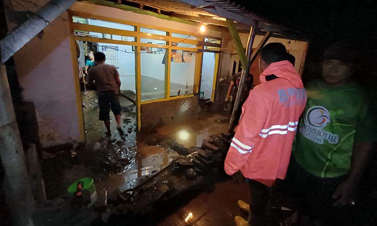 ROBOH: Kondisi rumah Agus Santoso, warga Dusun Siwalan, Desa Kedungdalem, Dringu yang pagar rumahnya roboh diterjang banjir, Sabtu (22/2).