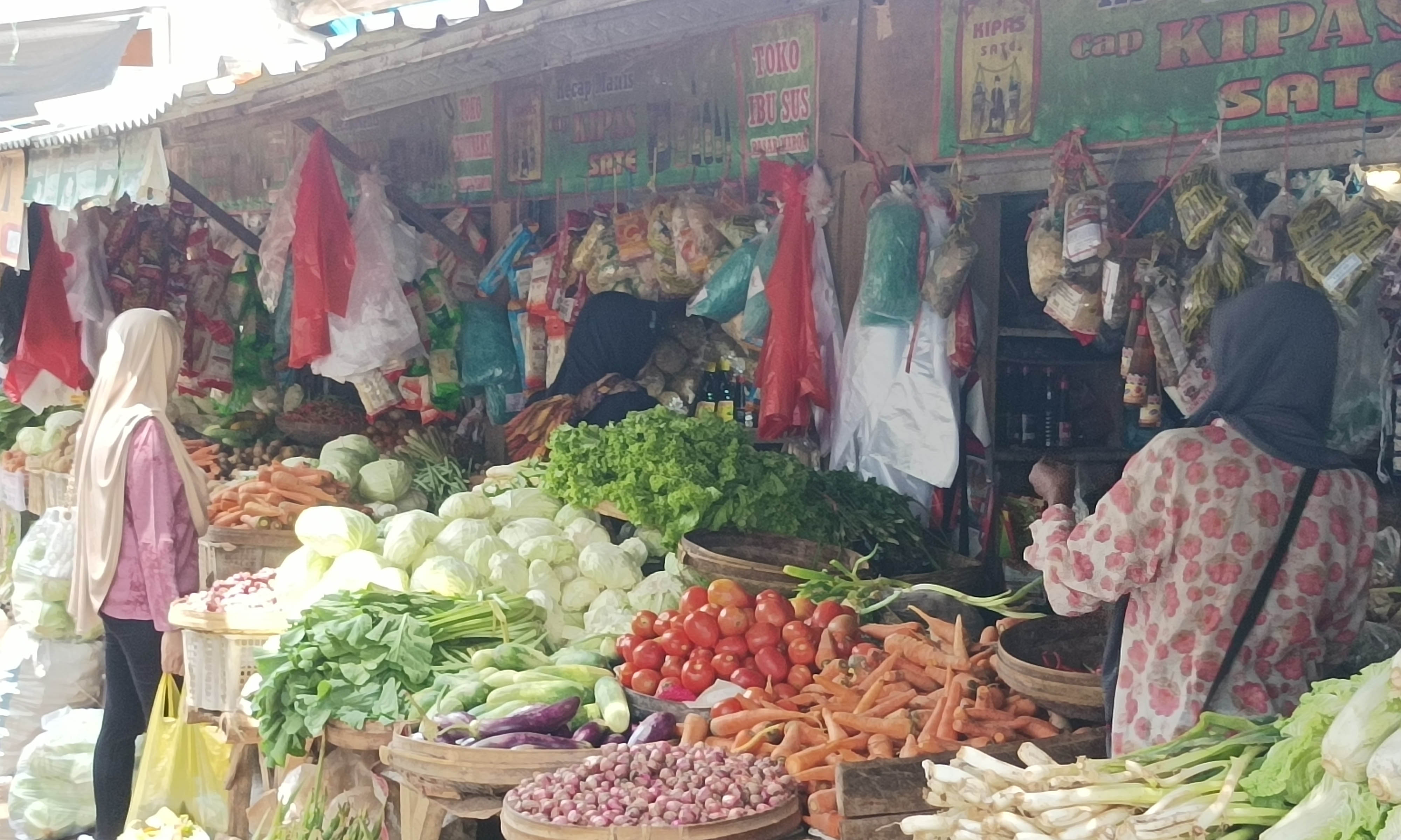 JUAL-BELI: Aktivitas masyarakat di Pasar Maron saat pagi.