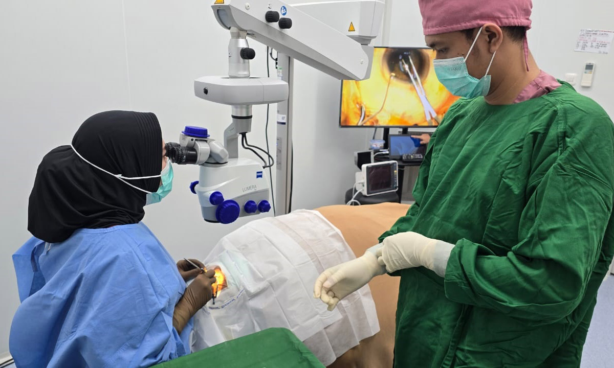 CANGGIH: Tindakan bedah katarak modern dengan Fakoemulsifikasi oleh para dokter spesialis mata JEC JAVA @ Pasuruan.