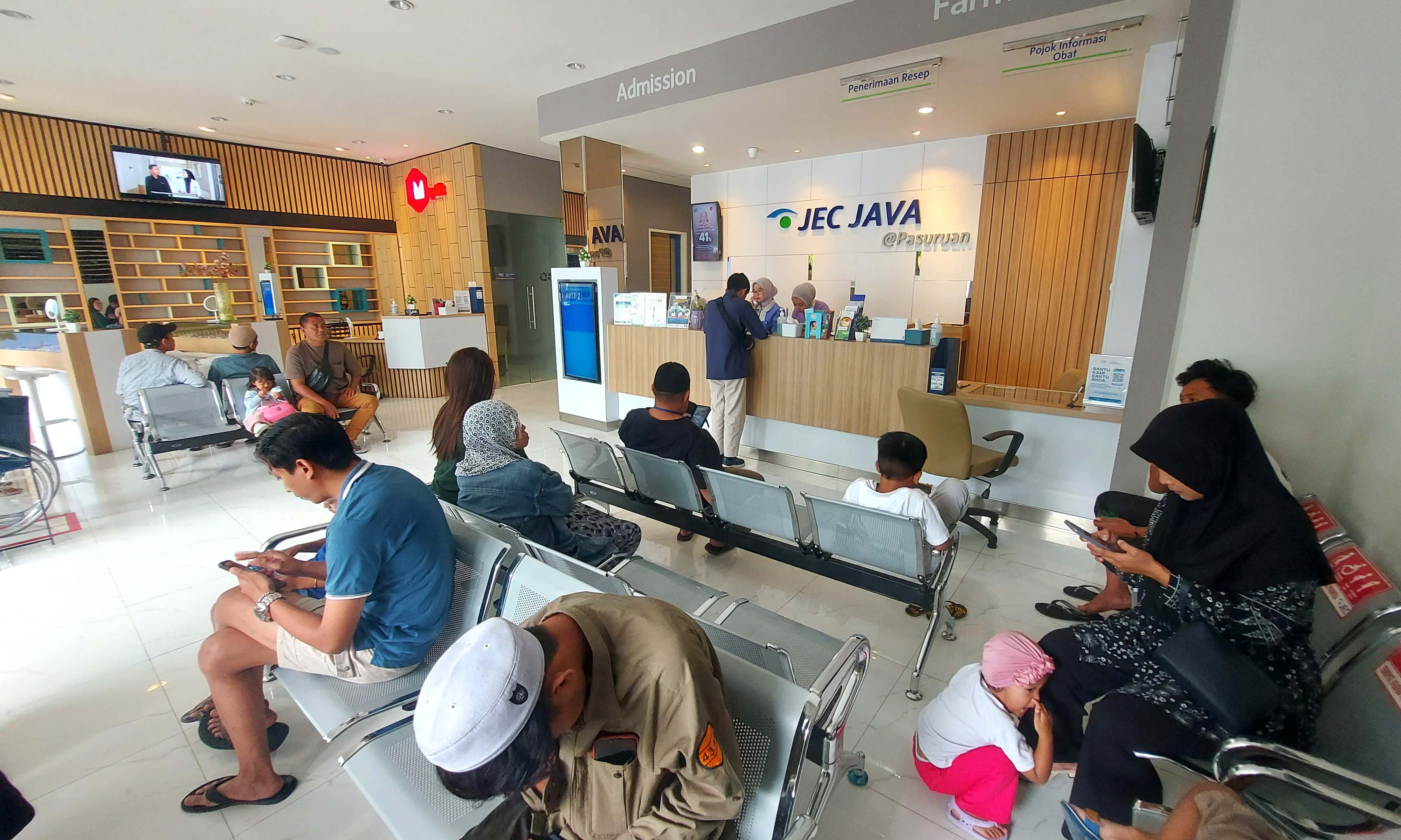 SANTAI: Suasana lobby Klinik Utama Mata JEC JAVA @ Pasuruan yang nyaman dan modern