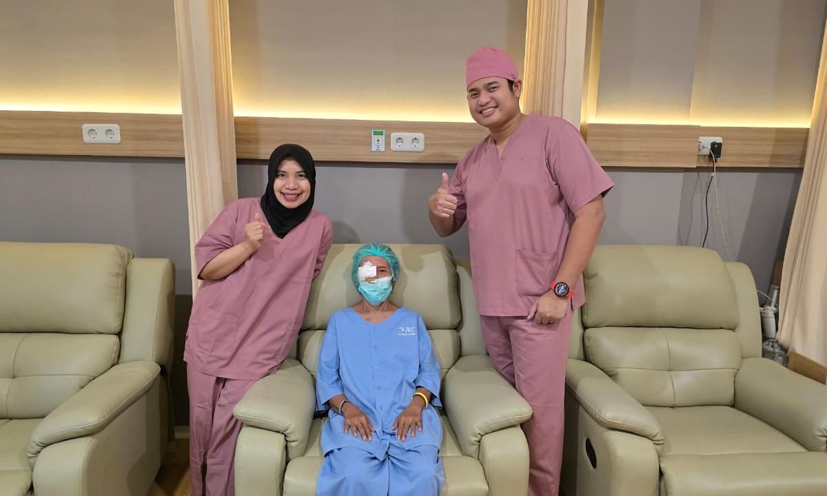 AKRAB: Direktur PT SPMH / JEC JAVA @ Pasuruan, dr. Lely Retno W., Sp.M(K)  dan Kepala Klinik Utama Mata JEC JAVA @ Pasuruan, dr. Eka Bayu P. Warnerin, SpM bersama pasien pasca tindakan operasi.