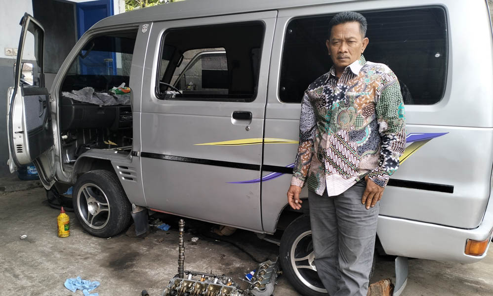 FORMAL: Durajak memakai batik setelah pulang dari balai desa.