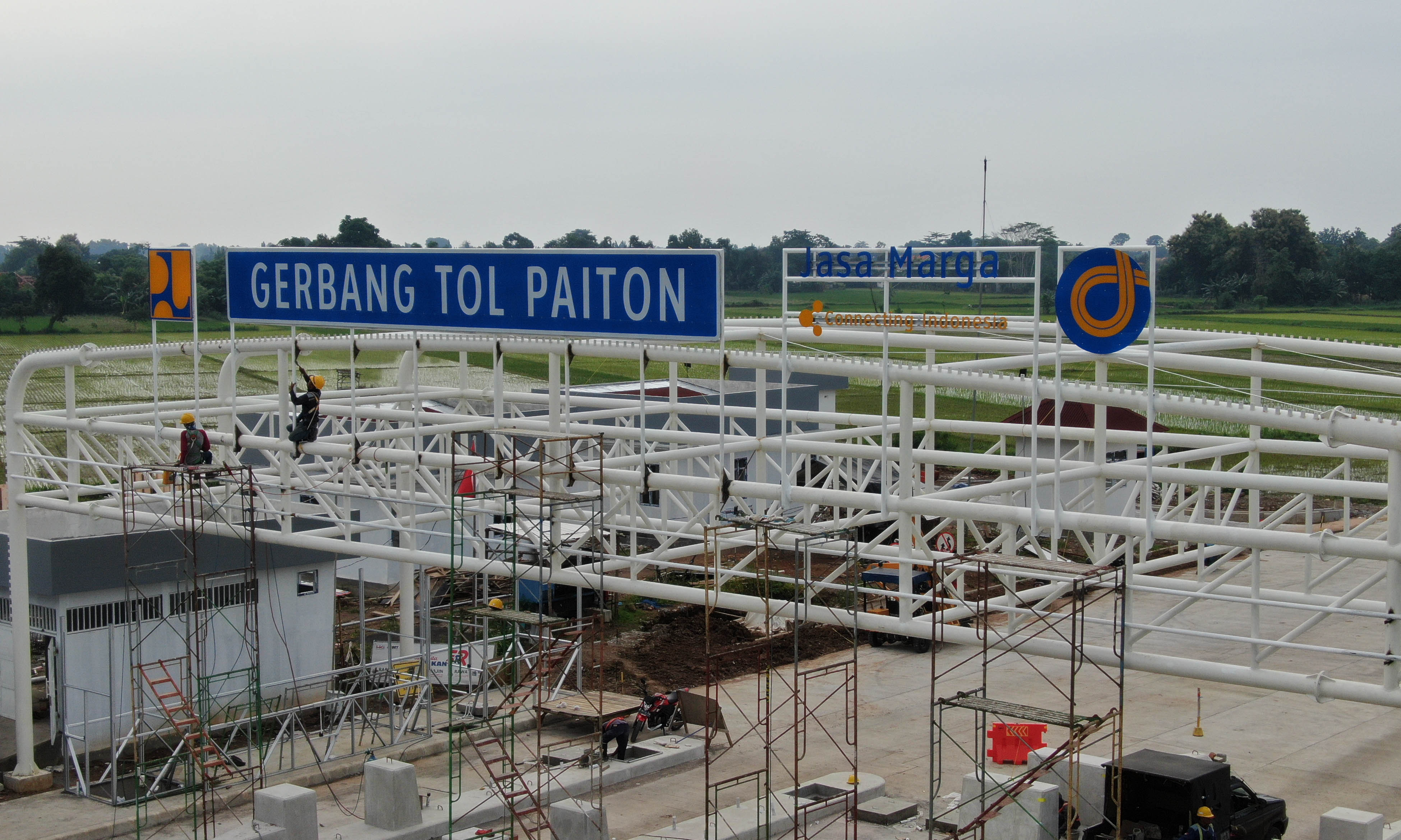 DIKEBUT: Para pekerja menggarap pintu Tol Probowangi paket 2 (Paiton-Besuki).