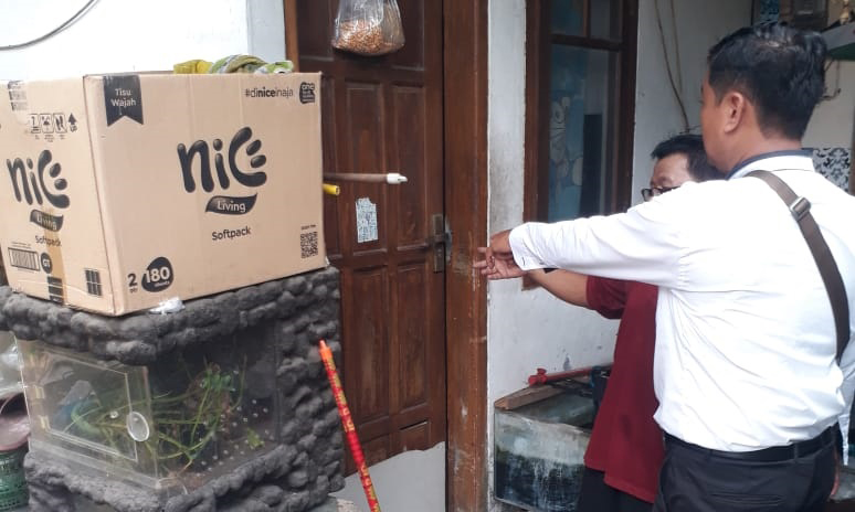 CEK TKP: Petugas kepolisian saat melakukan olah TKP di rumah korban pencurian. Saat ini, polisi mengklaim sudah mengantongi identitas pelaku.