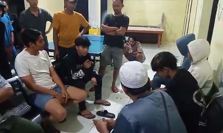 Tiga pelaku (kanan) pengeroyokan di Gending saat diamankan warga di Balai Desa Curahsawo, Gending.
