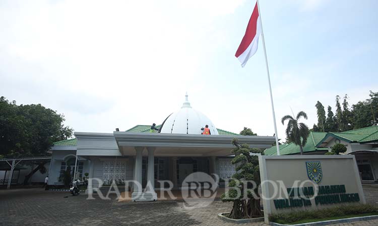 SIMBOLIK: Kubah di rumdin Wali Kota Probolinggo juga mulai dibongkar. (Zainal Arifin/ Radar Bromo)