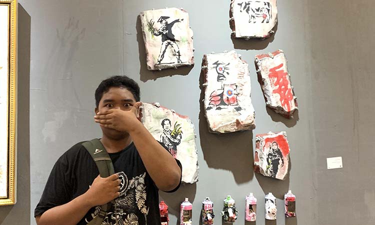 KREATIF: Nayaka Farrel Hadian Rizqi, 17, bersama karya lukisnya yang memanfaatkan limbah busa tambak.