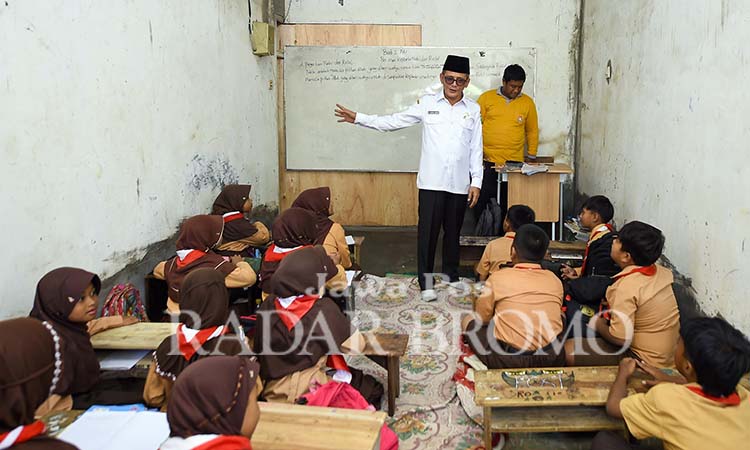 Wabup Pasuruan M Shobih Asrori saat meninjau aktivitas belajar mengajar siswa-siswi SDN Jeladri 1 Winongan yang sementara numpang di rumah salah seorang guru karena sekolah disegel.