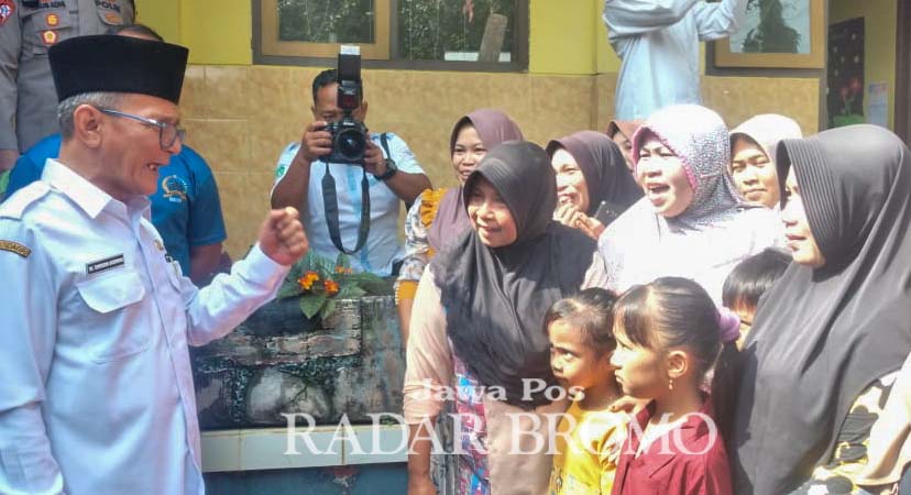 Wabup Pasuruan Shobih Asrori ngobrol bareng warga dan wali murid SDN Jeladri 1 Winongan usai membuka segel.