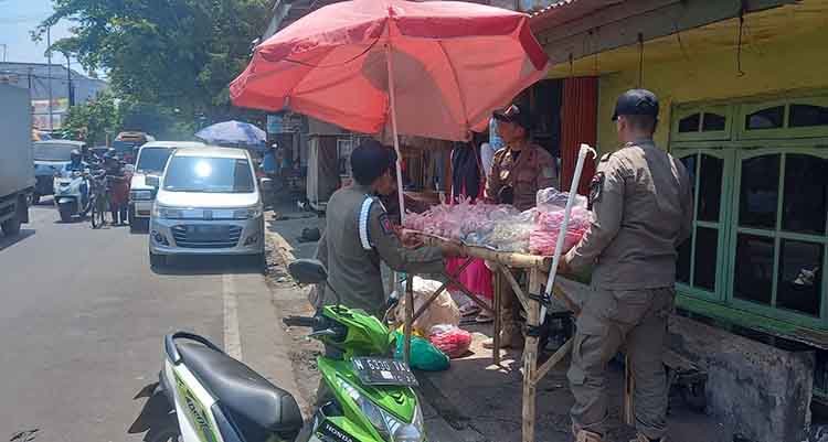 HALAU: Anggota Satpol PP Kota Probolinggo menertibkan pedagang bunga di Jalan Pahlawan, Kota Probolinggo, Kamis (27/2).